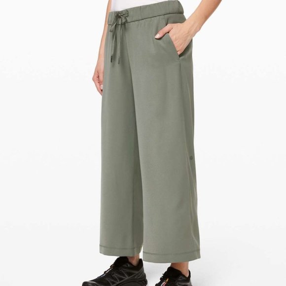 Lululemon on the fly 7/8 wide leg woven pants size 4 grey sage - Picture 1 of 11